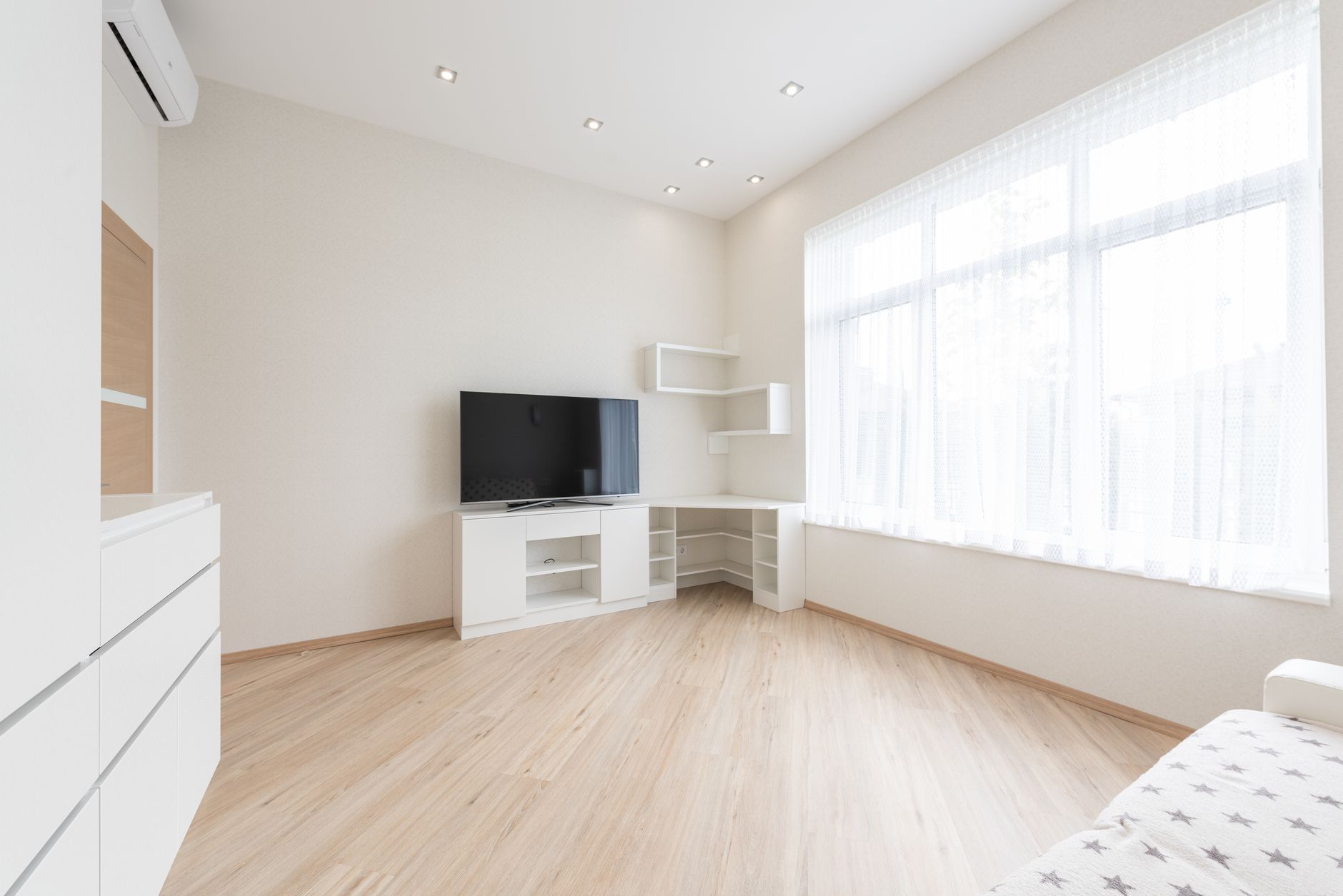 Sala de estar luminosa e impecavelmente limpa